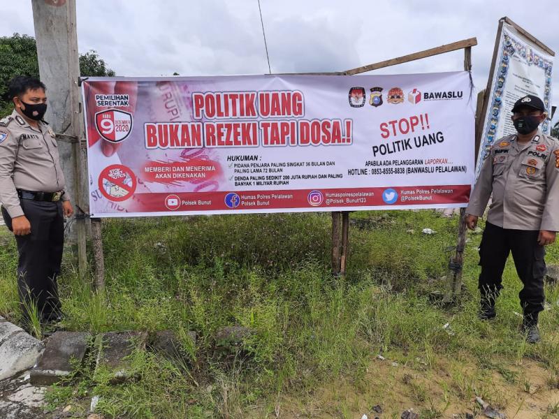 Jelang Pilkada, Polsek Bunut Sigap Langsung Pasang Spanduk Money Politik 