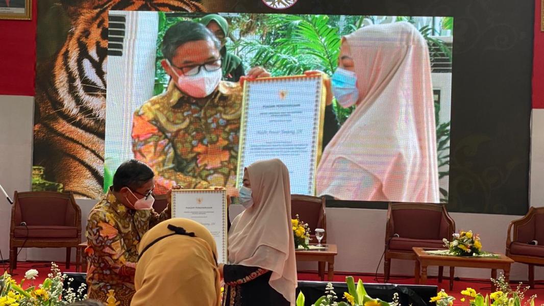 KLHK Berikan Penghargaan Lifetime Achievement Award Haidir Anwar Tanjung