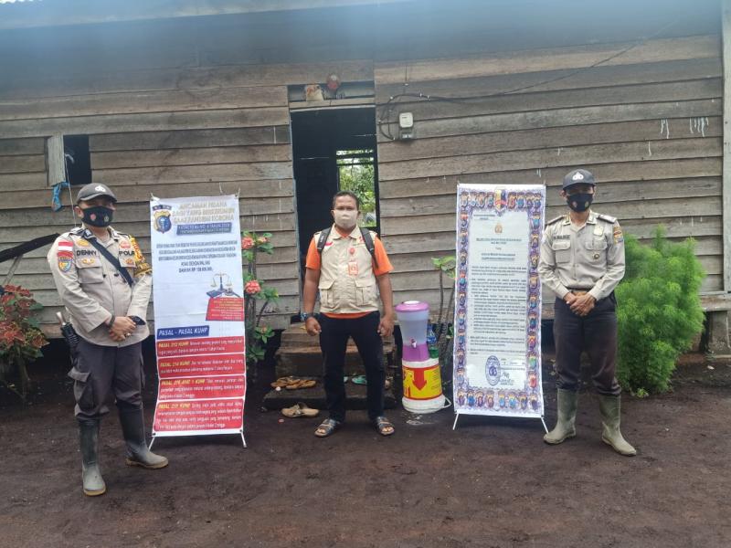 Kanit Binmas Polsek Teluk Meranti bersama Bhabinkamtibmas Desa Gambut Mutiara Periksa Prokes di Lokasi Kampanye