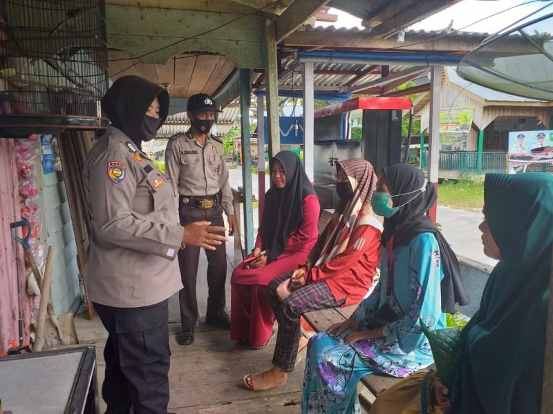 Kanit Binmas dan Polwan Polsek Teluk Meranti Sampaikan Himbauan AKB ke Masyarakat