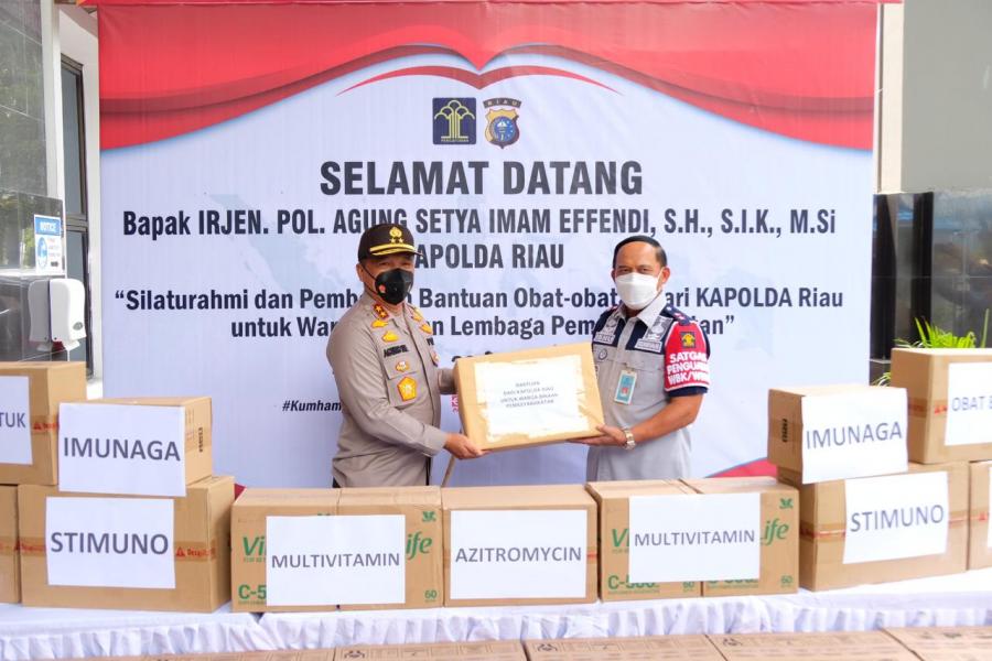 Kapolda Riau Silaturahmi dan Berikan Bantuan Obat-obatan ke Kanwil Kemenkumham Riau