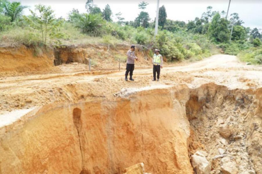 Kapolres Rohul Tinjau Tanah Longsor
