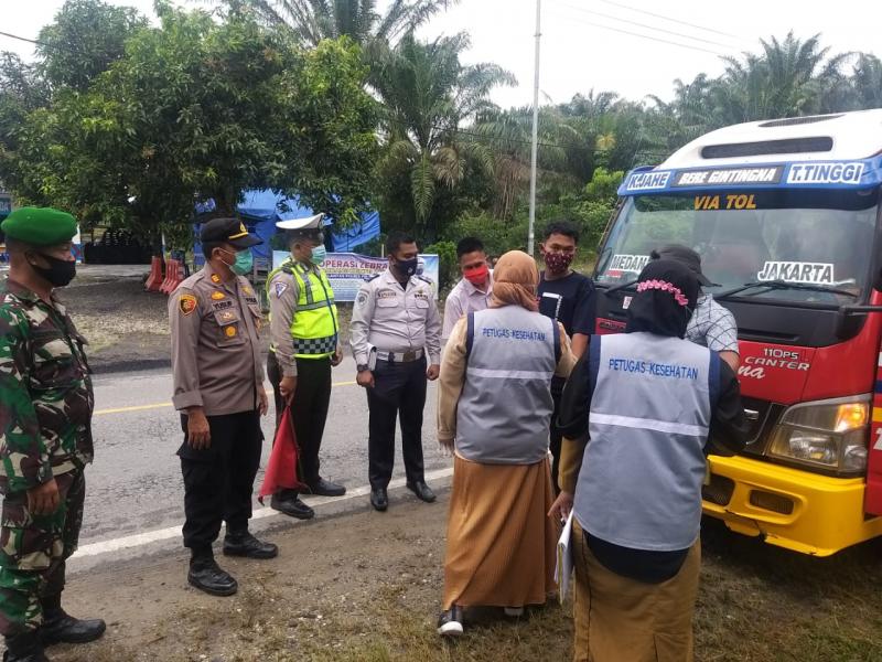 Kapolsek Bandar Sei Kijang Pimpin Operasi Yustisi di Bandar Sei Kijang