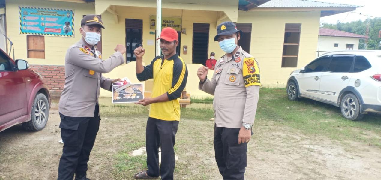 Kapolsek Teluk Meranti Berikan Penghargaan Kepada MPA Pulau Muda