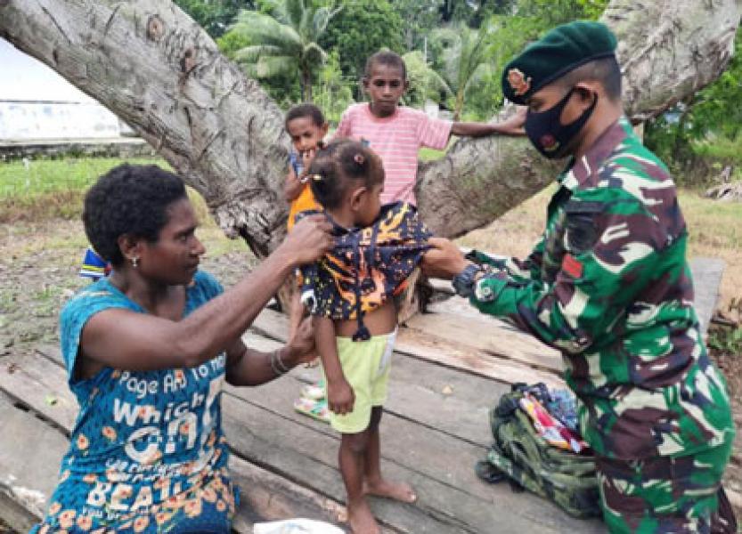 Kenalkan Budaya Jawa Pada Anak Papua, Satgas Yonif MR 413 Kostrad Berikan Baju Batik Solo