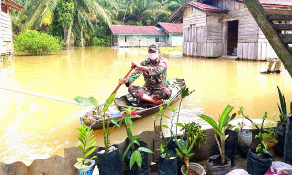 Pantau Banjir di Desa Sontang hari ke 7, Koptu Yuliarno Himbau Warga Waspada