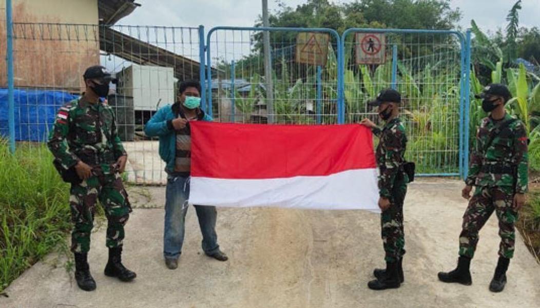 Peringati Hari Pahlawan, Satgas Pamtas Yonif 642/Kapuas Berikan Bendera Merah Putih