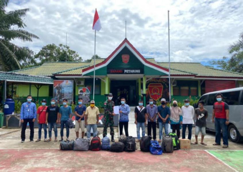 Perketat Pengawasan, Satgas Pamtas Yonif 642/Kapuas Amankan 27 Orang PMI Non Prosedural