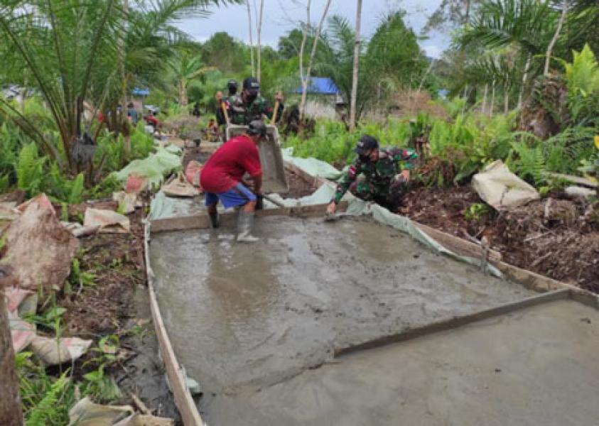 Personel Satgas Pamtas Yonif 642 Bersama Warga Desa Sungai Bening Perbaiki Jalan Setapak