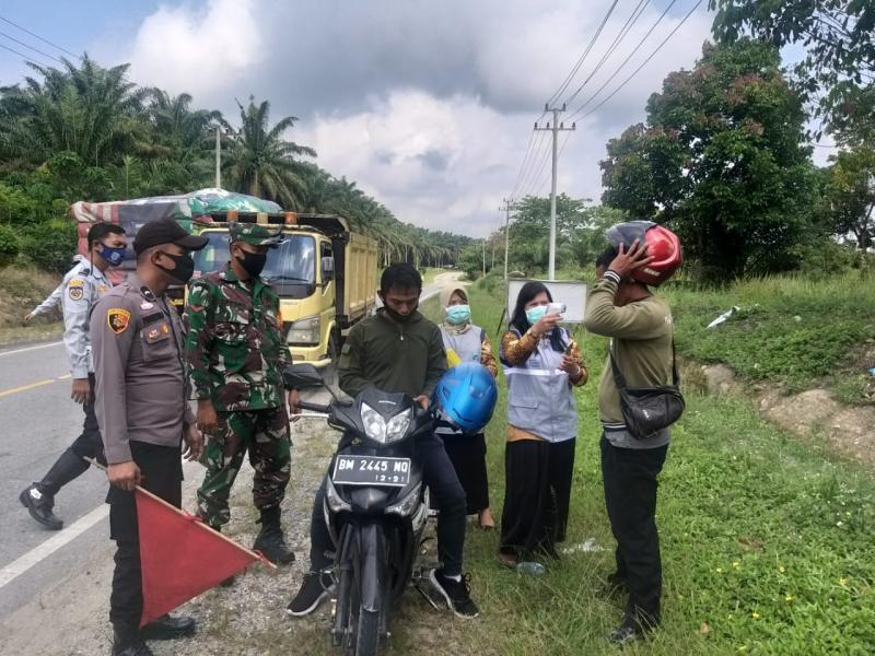 Personil Polri Bandar Sei Kijang Jaga Posko Pemantauan Gugus Tugas Covid-19