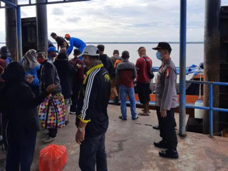 Personil Polsek Kuala Kampar Sosialisasikan Warga Agar Patuhi Prokes di Dermaga Penyalai   