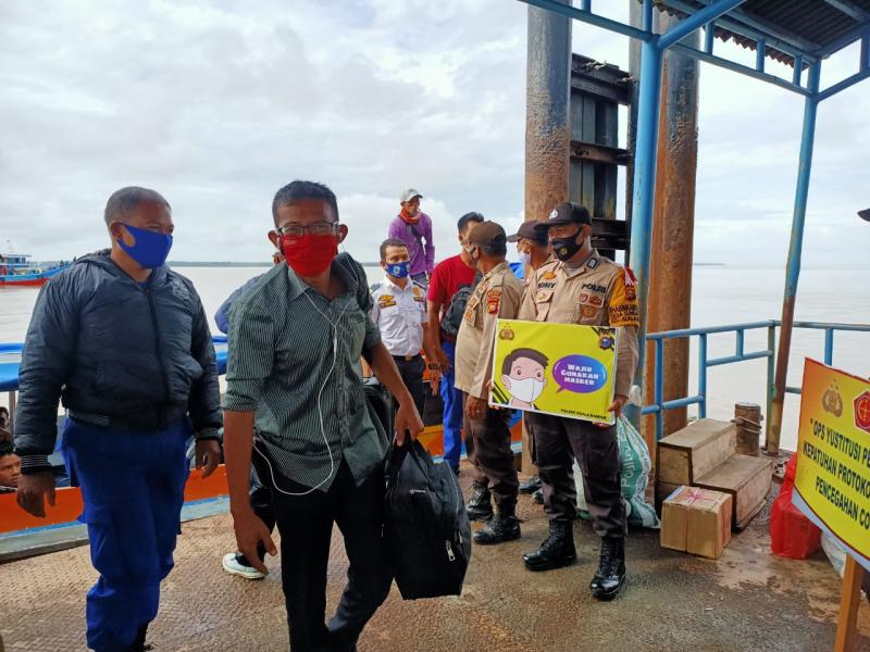 Personil Polsek Kuala Kampar Tak Henti Himbau Warga Gunakan Masker   