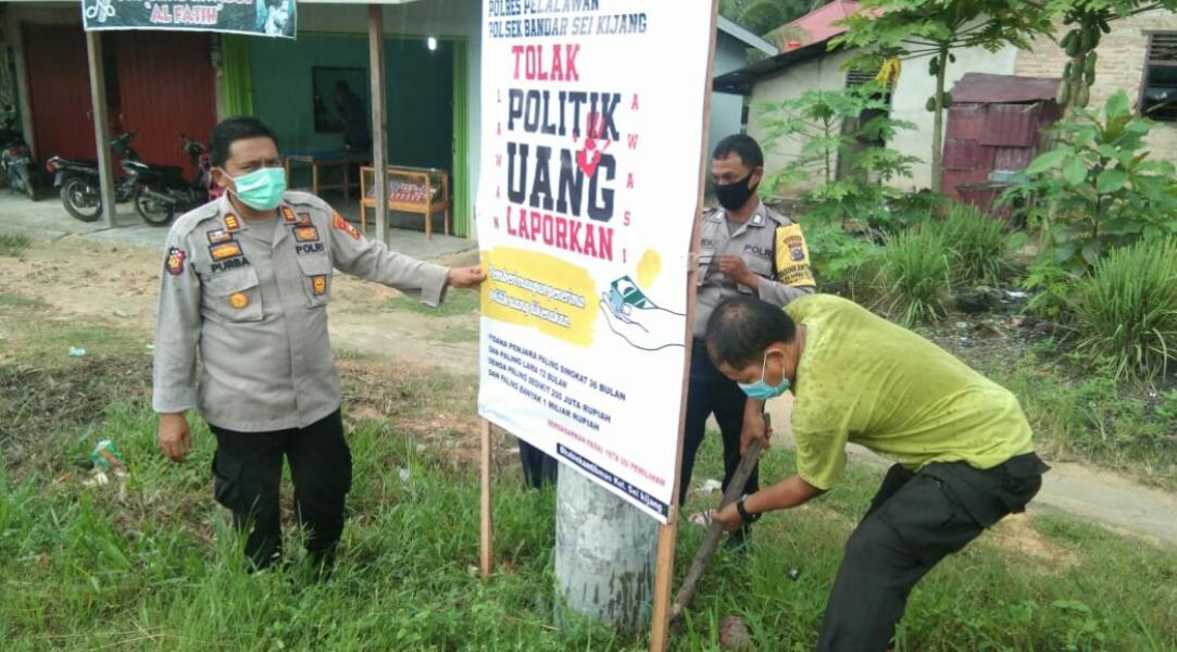 Polsek Bandar Sei Kijang Lakukan Pemasangan Spanduk Tolak Politik Uang