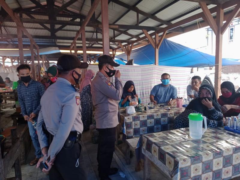 Polsek Bunut Laksanakan Patroli Jalan Kaki Sambangi Warga di Pasar