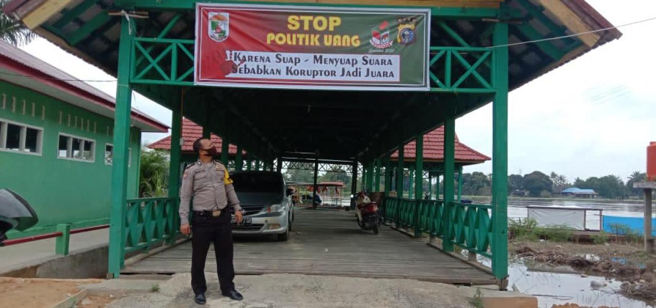 Polsek Pangkalan Kerinci Lakukan Giat Pemasangan Spanduk Tolak Money Politik