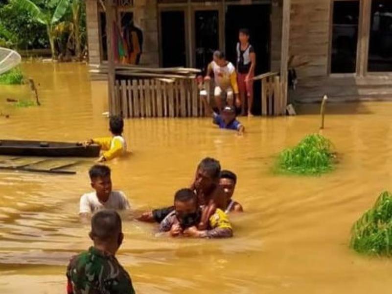 Rela Berbasahan, Bhabinkamtibmas Polsek Seberida evakuasi Warga Lumpuh Akut