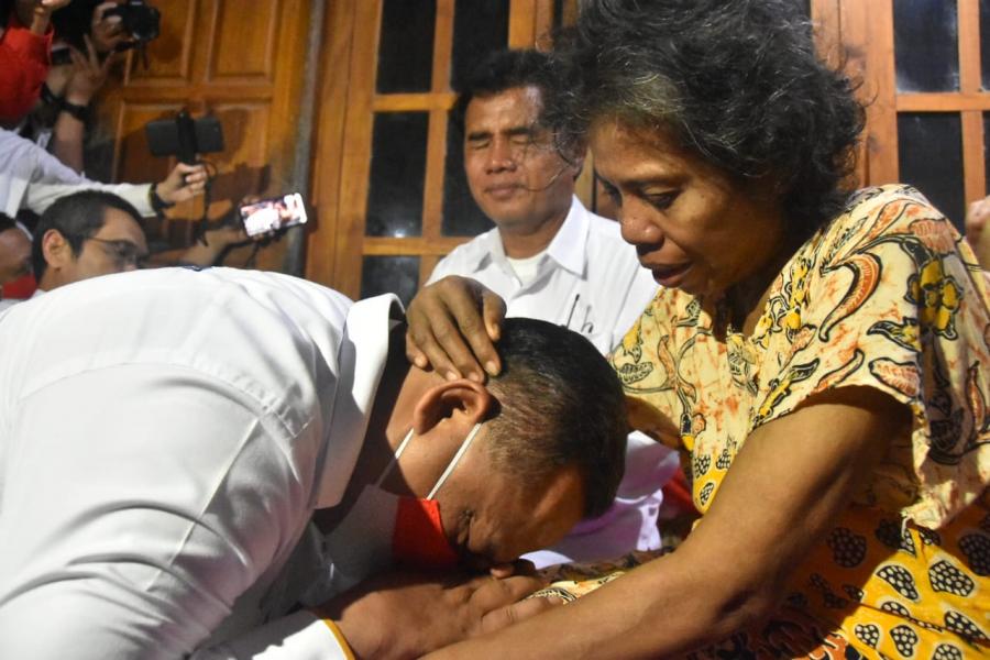 Sambangi PMI Sugiyem, Kepala BP2MI Bersimpuh Menangis, Janji Pengobatan hingga Sembuh