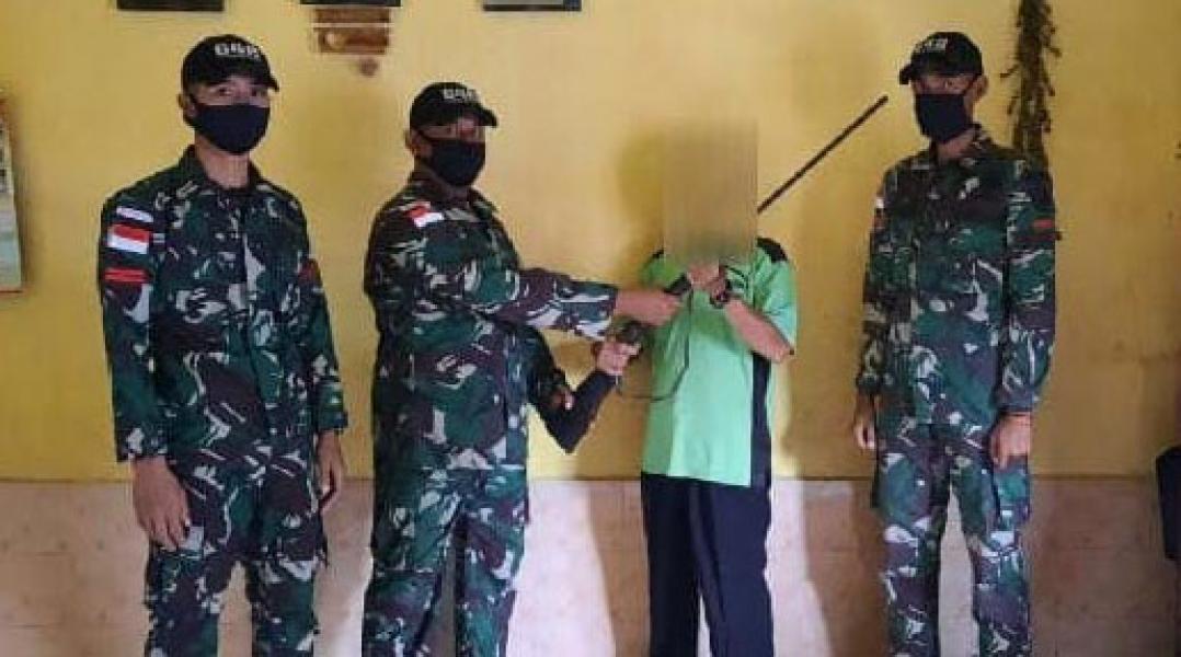 Satgas Pamtas RI-Malaysia Yonif 642/Kapuas Kembali Terima 1 Pucuk Senjata dari Warga
