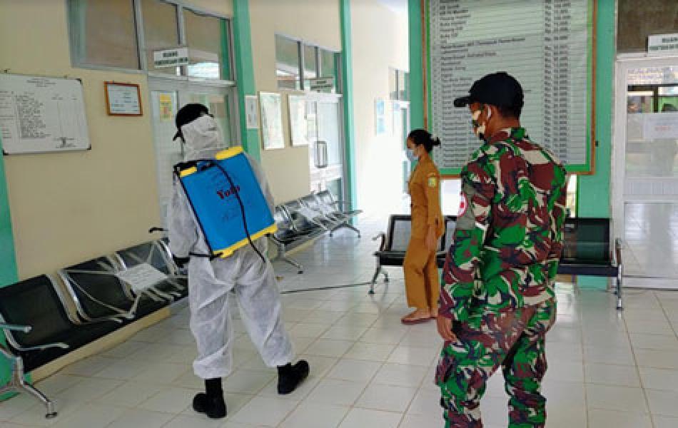 Satgas Pamtas RI-Malaysia Yonif 642/Kapuas Semprot Disinfektan di Puskesmas