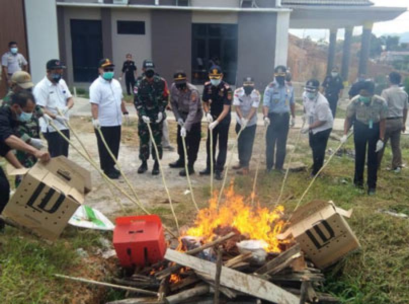 Satgas Pamtas Yonif 642/Kapuas Bersama Karantina Pertanian Musnahkan Barang Ilegal Asal Malaysia