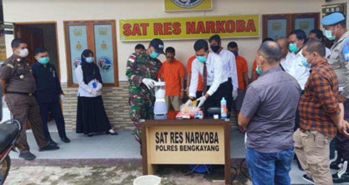 Satgas Pamtas Yonif 642/Kapuas Bersama Polres Bengkayang Musnahkan Barang Bukti Narkoba