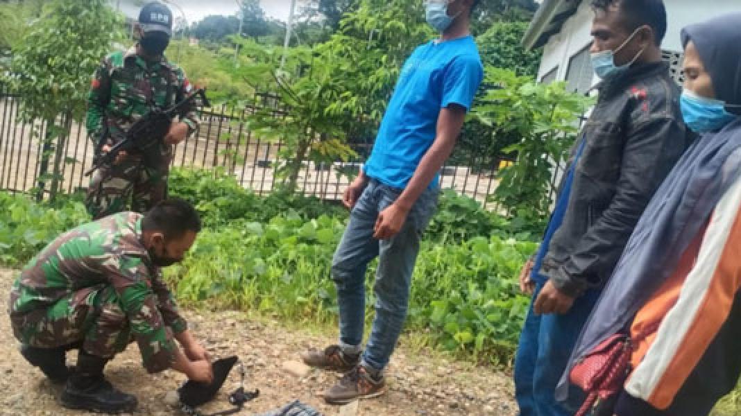 Satgas Pengamanan Perbatasan Yonif 642/Kapuas Amankan Tiga Orang Pelintas Batas Ilegal