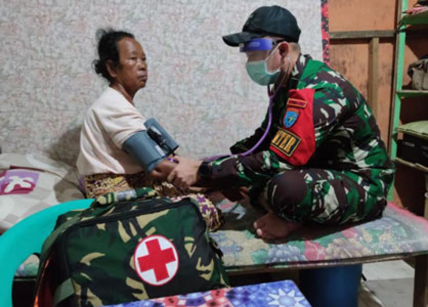 Satgas Pengamanan Perbatasan Yonif 642 Laksanakan Pelayanan Kesehatan Gratis di Desa Entikong