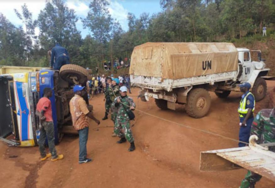 Satgas TNI Konga XXXIX-B RDB Bantu Evakuasi Truk Terguling di Kongo