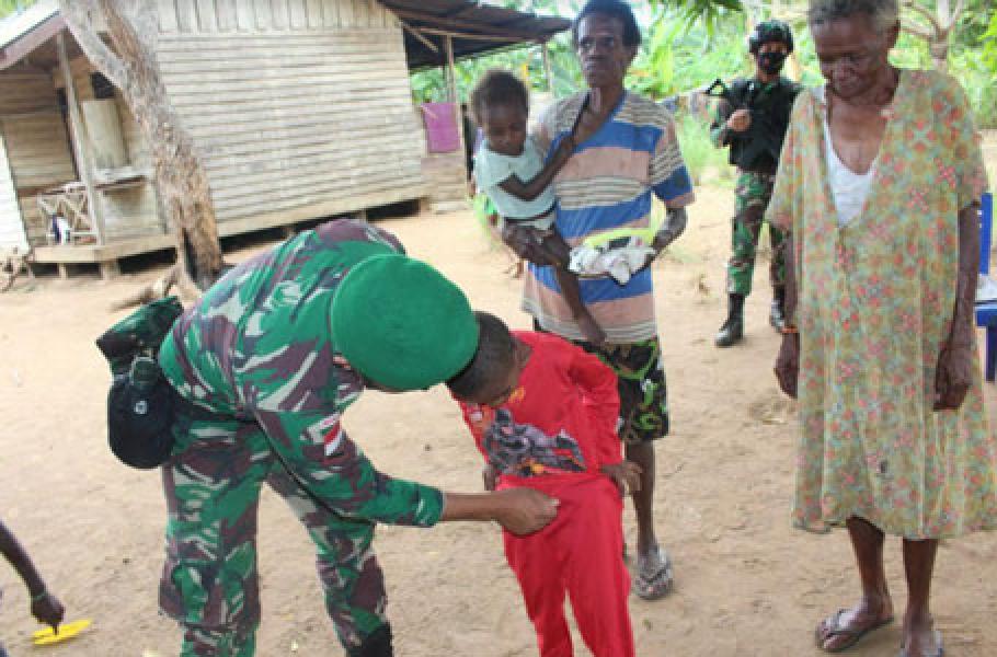 Satgas Yonif 125/Simbisa Lakukan Anjangsana dan Bagikan Pakaian Kepada Anak-Anak di Perbatasan
