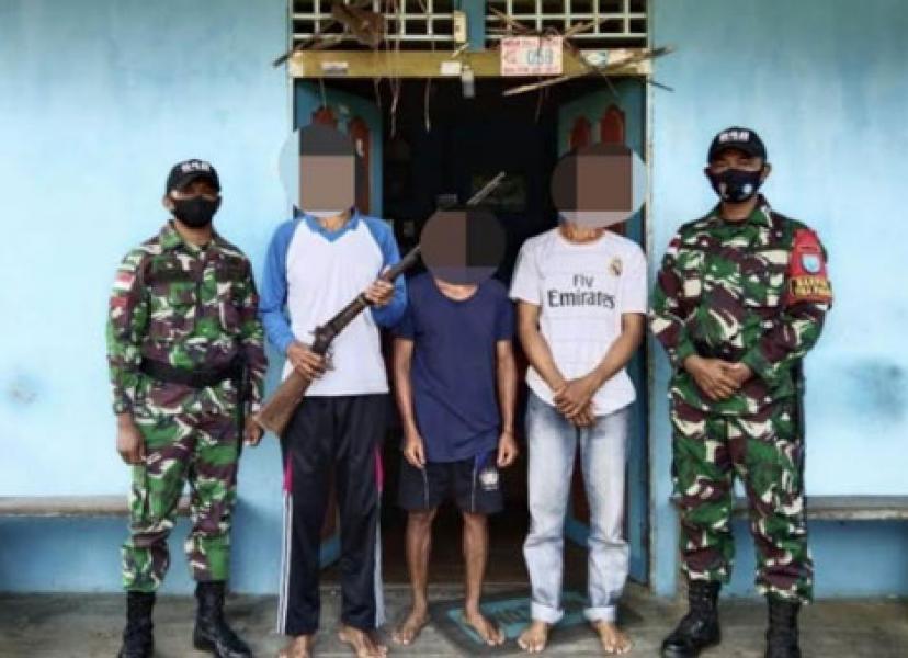 Satgas Yonif 642/Kapuas Kembali Terima Penyerahan Senjata Api dari Warga Perbatasan