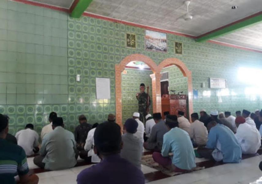 Satgas Yonif MR 413 Kostrad Ibadah Shalat Jumat Bersama Masyarakat Kampung Sanggaria