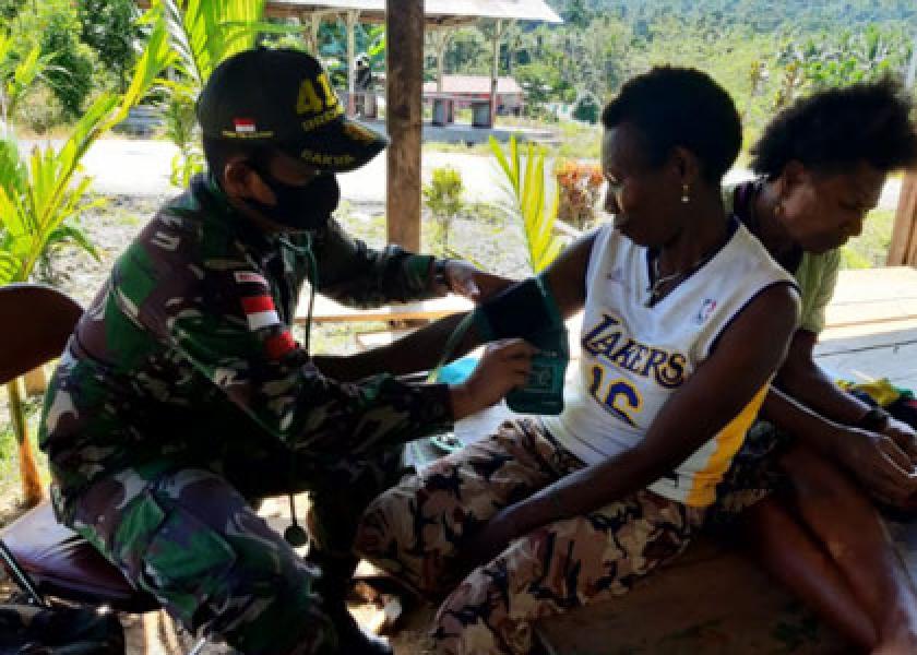 Satgas Yonif MR 413 Kostrad Jamin Stabilitas Kesehatan di Kampung Kibay