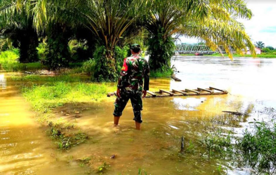 Sudah 5 Hari Belum Surut, Koptu Yuliarno Pantau Pantau Banjir Desa Sontang