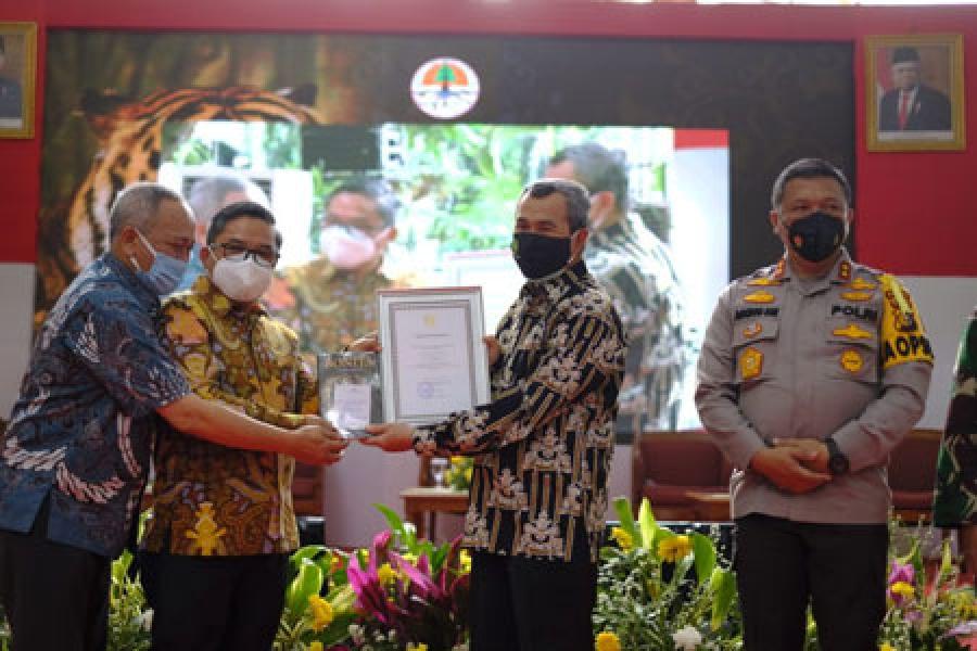 Terima Penghargaan Dari KLHK, Gubri: Semoga Memotivasi Pemprov Riau Untuk Bekerja Lebih Baik