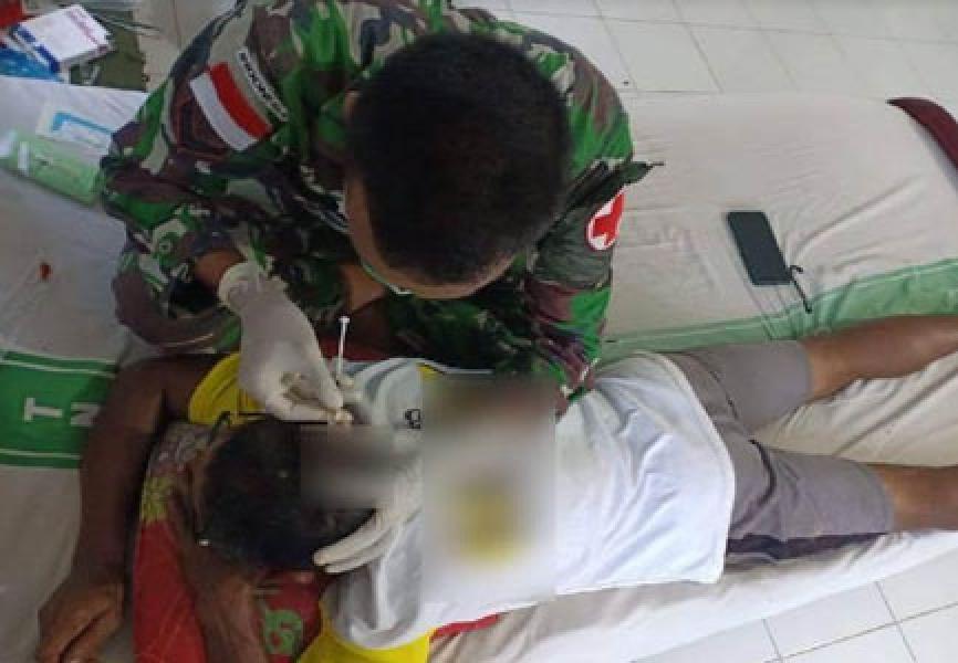 Tertimpa Buah Sawit, Bapak Johari Diobati Personel Kesehatan Satgas Pamtas Yonif 642/Kapuas