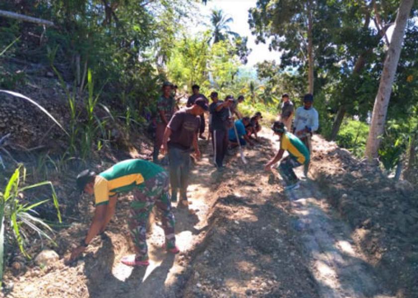 Wujud Kemanunggalan TNI-Rakyat, Satgas Yonif MR 413 Kostrad Bantu Bangun Jalan di Kampung Koya Koso