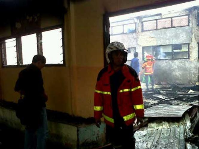 4 Ruang Kelas dan 2 Kantin SMAN 10 Dilalap Api