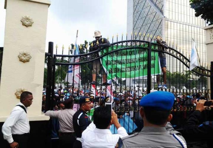 Buruh KSBSI Kepung Kantor Gubernur Riau