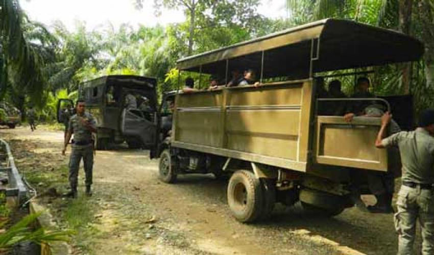 Plank Kantor Pemkab Kampar Dicopot