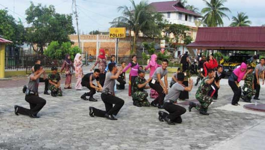 Polri dan TNI Meriahkan Ultah Meranti Dengan Tari Zapin Komando
