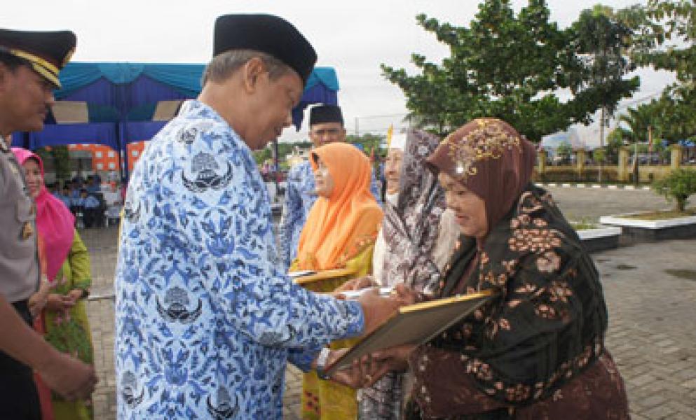 3 Ibu di Meranti Terima Penghargaan Ibu Terbaik