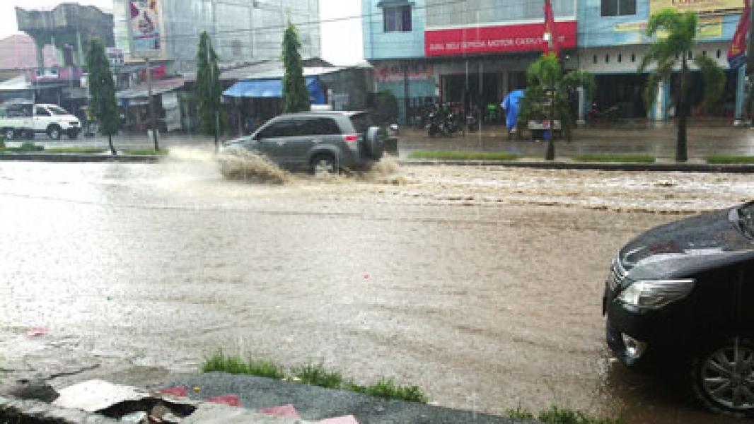 Banjir di Jalan Raya, Warga Merasa Terusik Dengan Ulah Supir