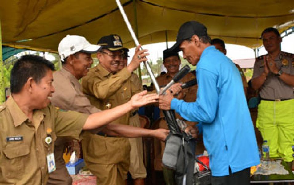 Bupati Herliyan Hadiri Panen Raya di Desa Bukit Batu