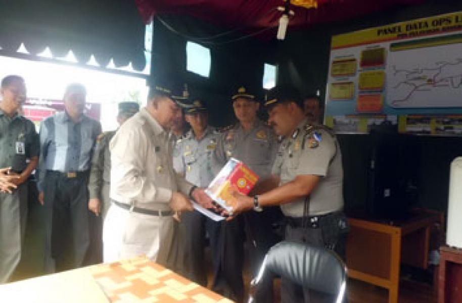 Bupati Kampar Bersama Kapolres Kampar Kunjungi 3 Pos Pam Ops Lilin Siak 2014