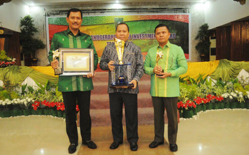 Bupati Meranti Raih Riau Invesment Award 2014