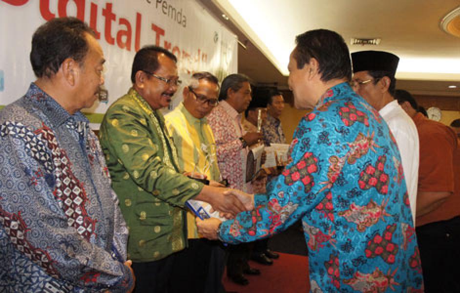 Bupati Meranti Raih Tribune Pioner Award 2014