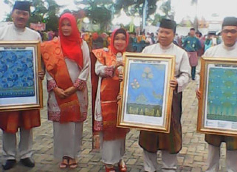 Bupati Prioritaskan Penggunaan Batik Sagu Khas Meranti