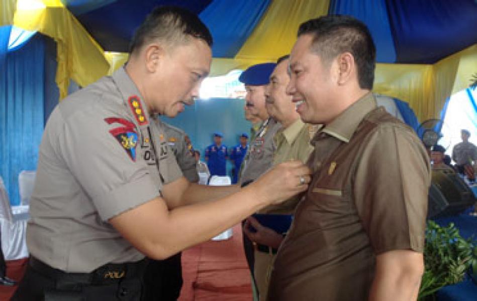 Bupati dan Ketua DPRD Siak Dianugrahi Brevet Bhayangkara Bahari Utama