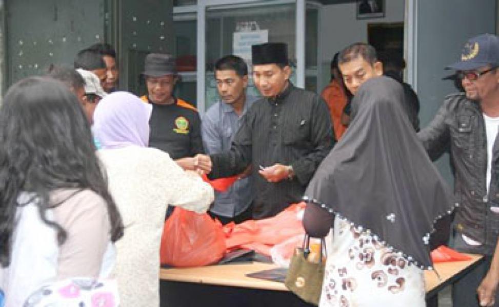 Dalam Rangka HUT Meranti, LMBR Bagi-bagi Sembako
