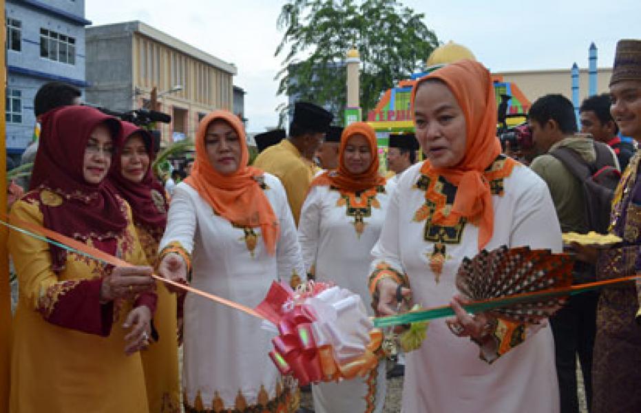 Istri Plt Gubernur Riau Kagumi Stand Bazaar Rohil